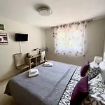 בית אירוח Deluxe In Royal Cabopino Townhouse מארבלה